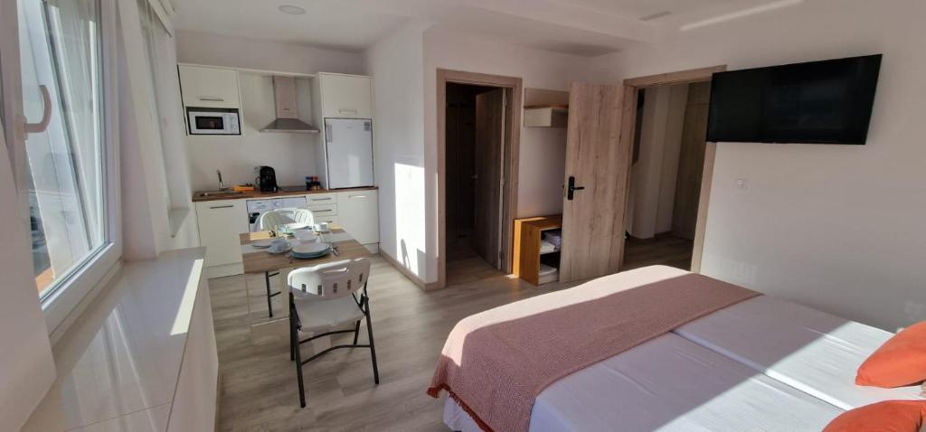 Kuchyňa alebo kuchynka v ubytovaní Estudios en Plaza Cabo da Vila centro Muxia