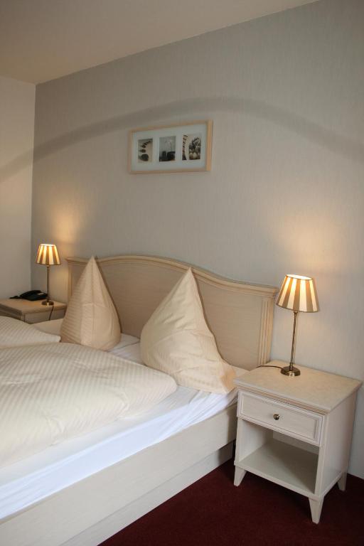 Postel nebo postele na pokoji v ubytování Hotel Ännchen