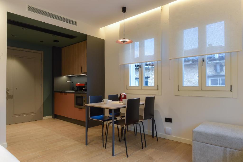 Kuchyň nebo kuchyňský kout v ubytování Zalo Urban Living Spaces