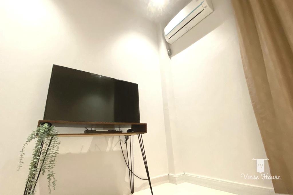 TV a/nebo společenská místnost v ubytování Verse Guest House