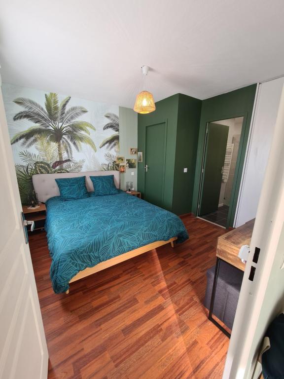 1 dormitorio con 1 cama con manta azul en Stella en Arès