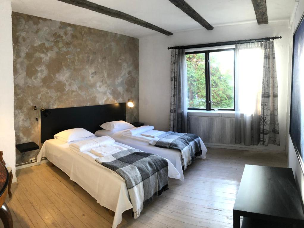 Postel nebo postele na pokoji v ubytování Eriksmåla Art Residence