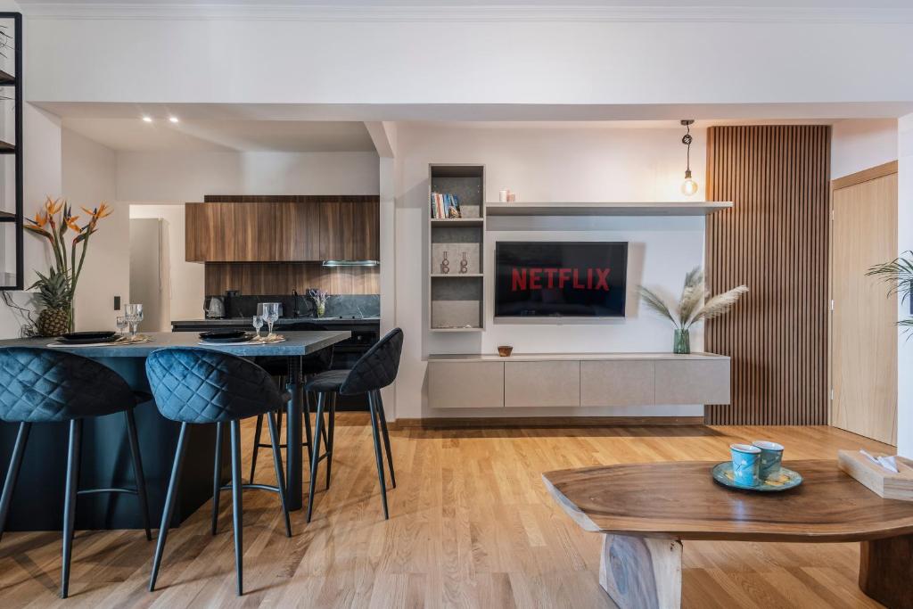 une cuisine et un salon avec une table et des chaises dans l'établissement Avenue Apartment Corfu Town, à Ágios Rókkos