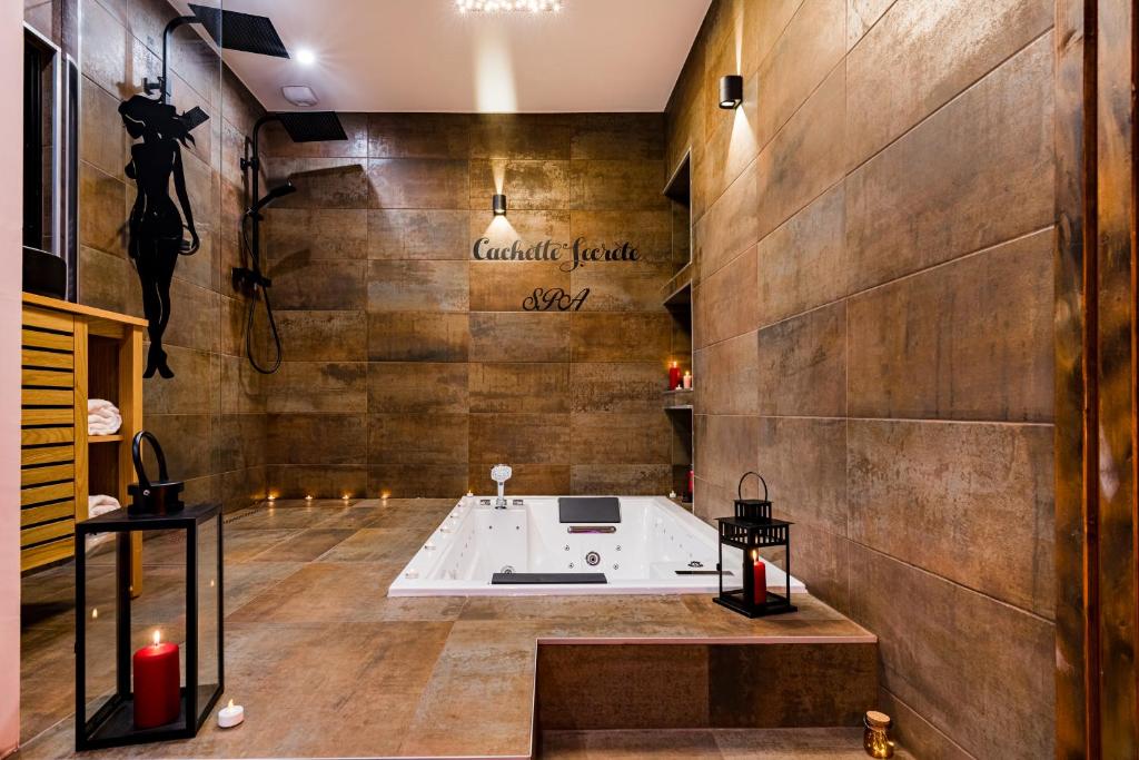 Zdjęcie z galerii obiektu Cachette Secrète & SPA w mieście Bourgoin