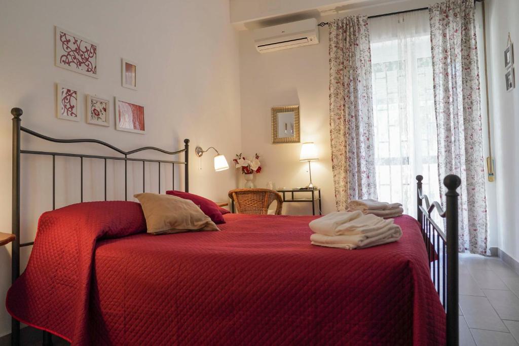 ナポリにあるAntheaの赤いベッド1台(赤い毛布付)が備わるベッドルーム1室が備わります。