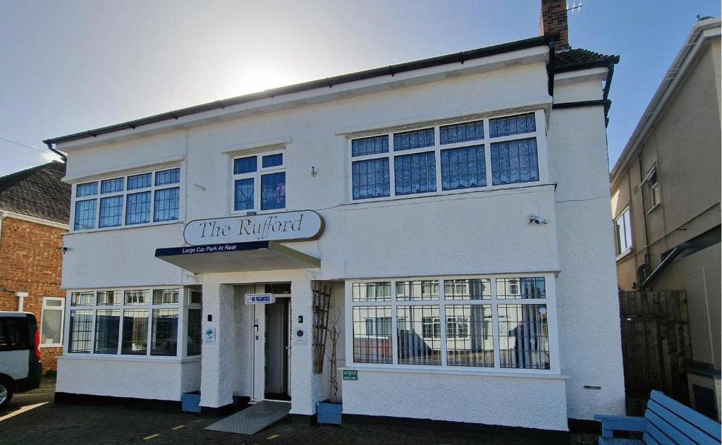 ein weißes Gebäude mit einem Schild auf der Vorderseite in der Unterkunft The Rufford Hotel in Skegness