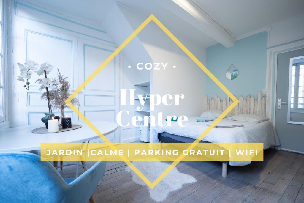 a room with a bed and a yellow triangle at L'Oiseau De La Cathédrale - Calme - Jardin - Wifi in Troyes