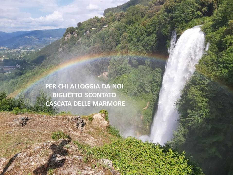 AcquaspartaにあるSan Francescoの仇哨学者の言葉を用いた滝の上の虹