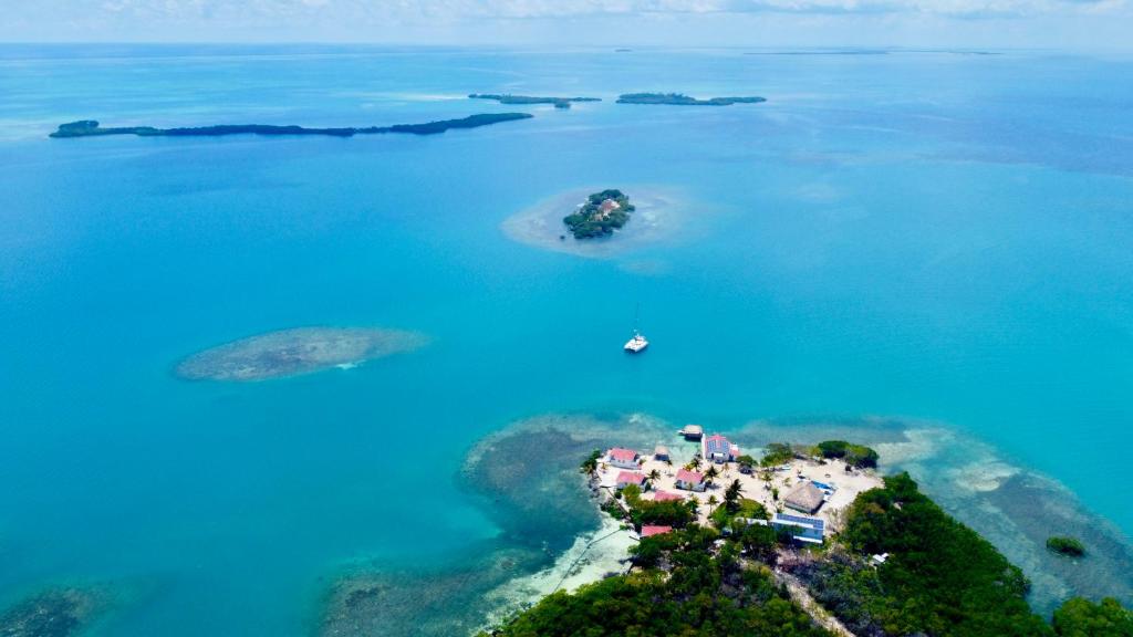 eine Luftansicht einer Insel im Wasser in der Unterkunft Blue Reef Island in Dangriga