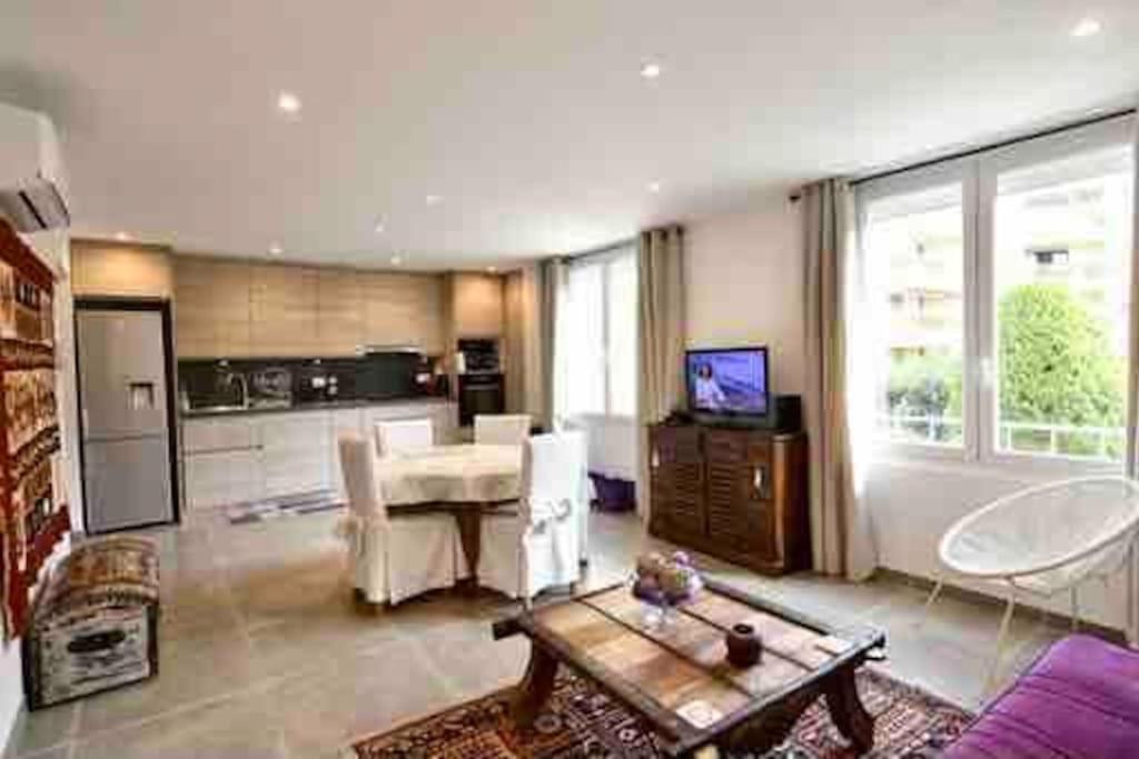 un salon avec un canapé et une table dans l'établissement Fréjus plage 5 minutes de la plage 3 pièces 4/5 p, à Fréjus