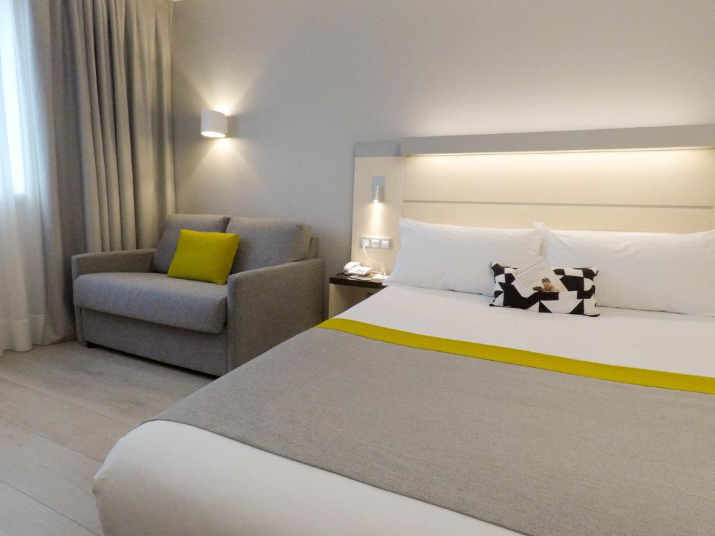 Postel nebo postele na pokoji v ubytování Holiday Inn Express Pamplona by IHG