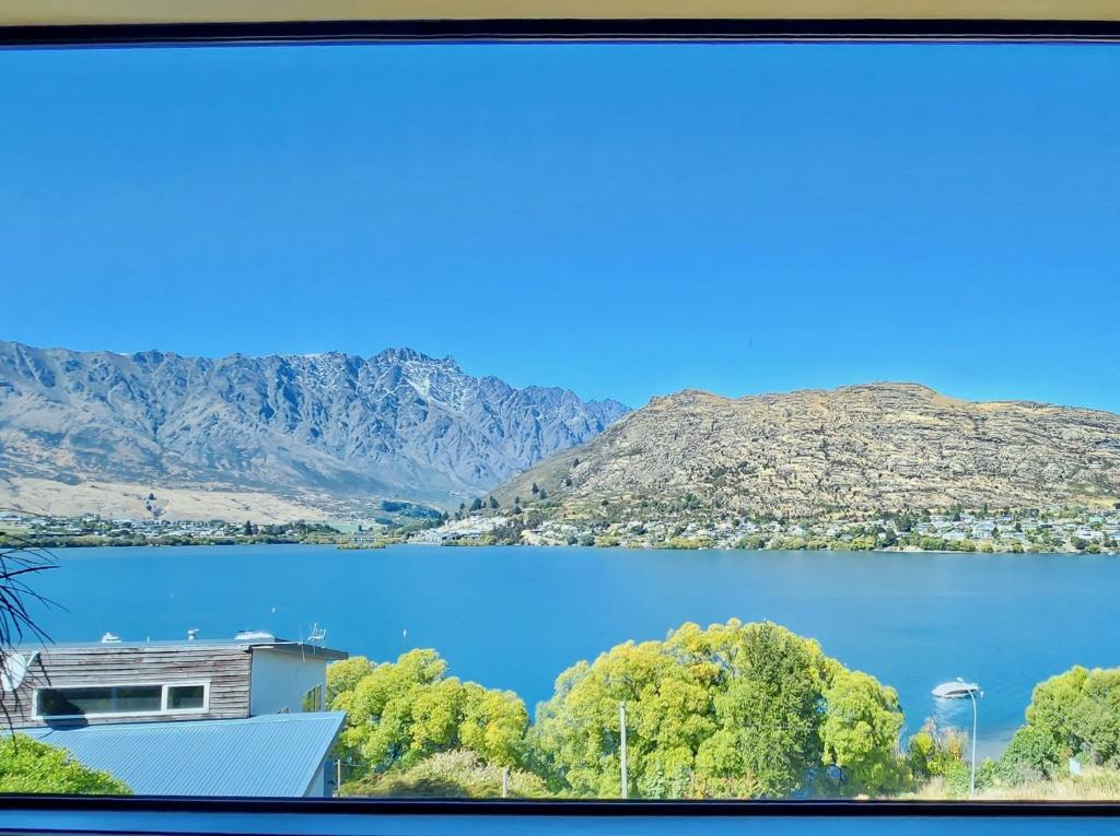 vista su un lago con montagne sullo sfondo di Picture Perfect - Queenstown Holiday Home a Queenstown