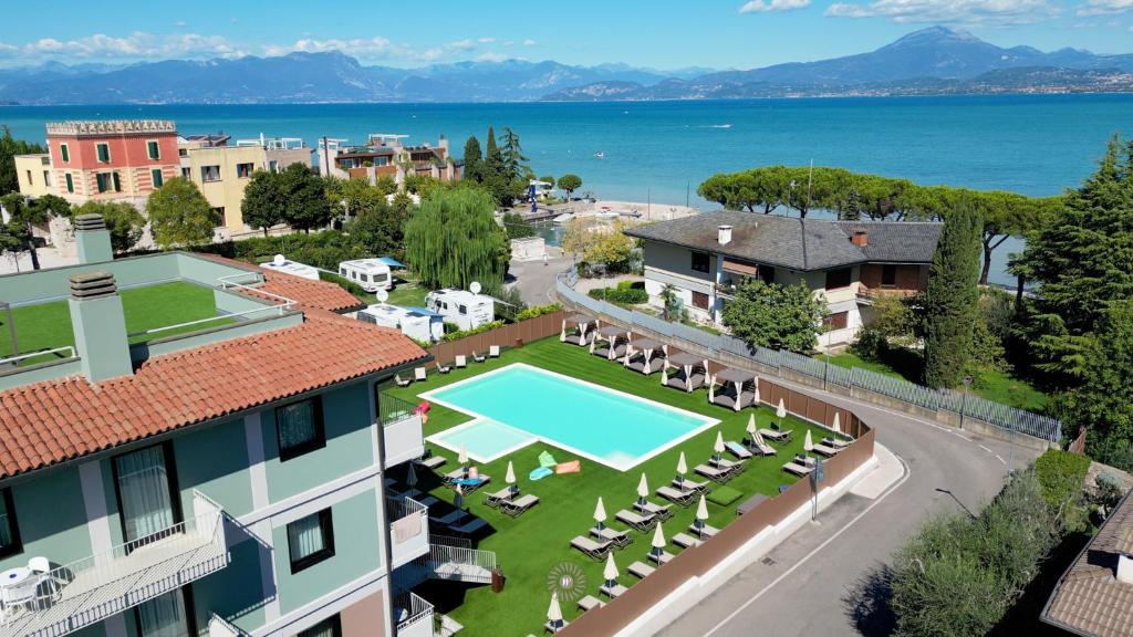 an aerial view of a house with a tennis court at Hotel Puccini in Peschiera del Garda