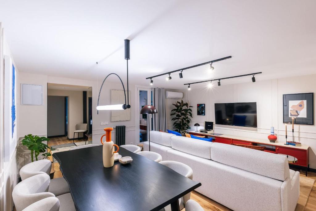 un soggiorno con divano e tavolo di Stylish 4 suites +patio luxury apartment Gran Via a Madrid