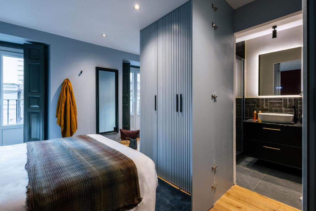 Postel nebo postele na pokoji v ubytování Stylish 4 suites +patio luxury apartment Gran Via