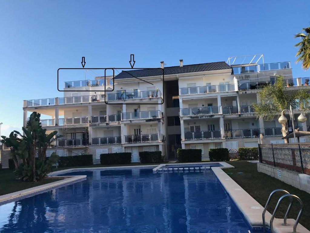 Bazén v ubytovaní Penthouse Playa Rabdells Oliva with pool and seaview alebo v jeho blízkosti