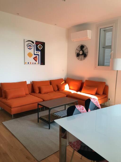 uma sala de estar com um sofá e uma mesa em Saint Raphaël plage et centre ville 10 mn à pied em Saint-Raphaël