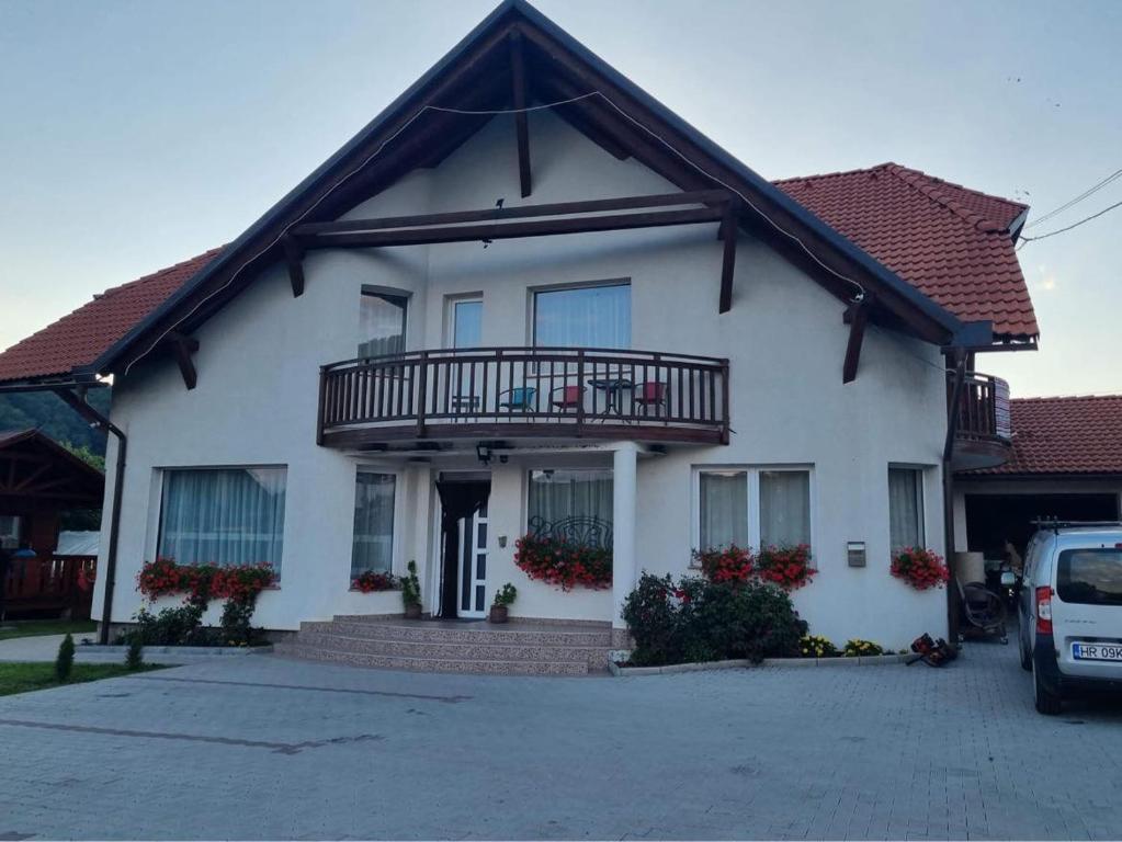 Cette maison blanche dispose d'un balcon. dans l'établissement Kincses Panzió, à Praid