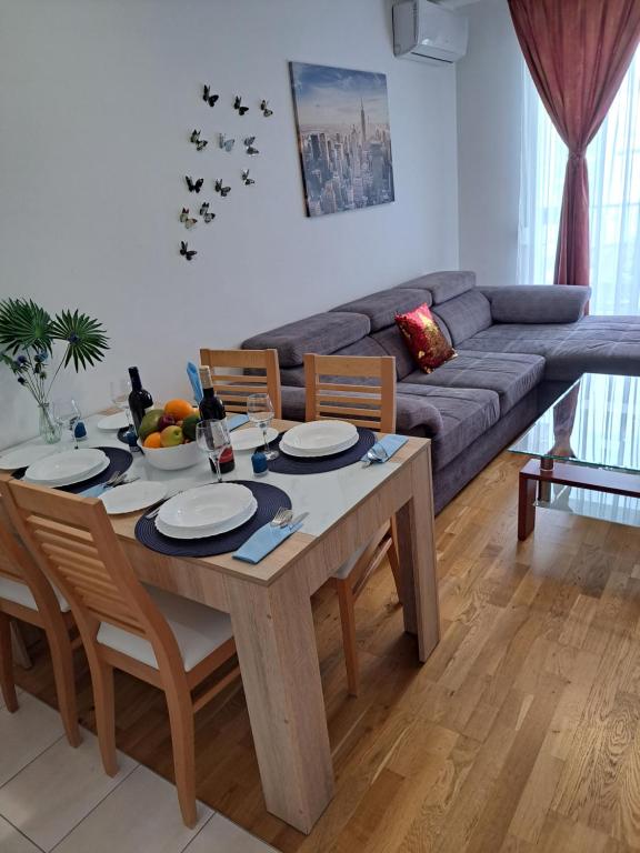 Mariposa, apartment with balcony, private parking in the garage, Near the biggest shopping center Mall of Split