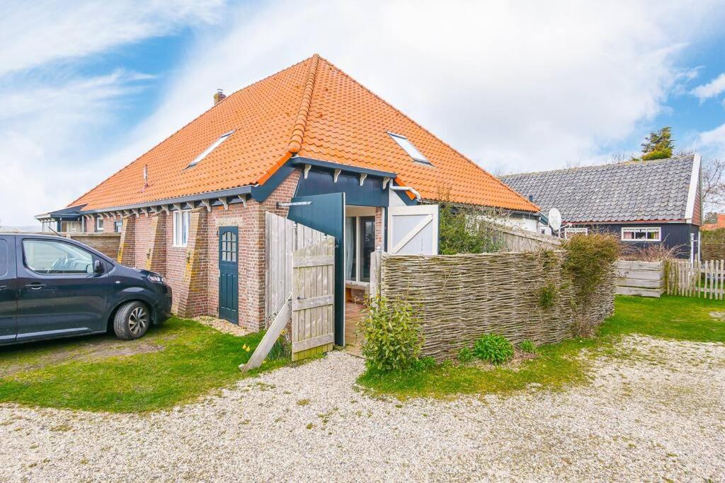 een huis met een auto ervoor geparkeerd bij Vakantiehuis De Dars - Callantsoog in Callantsoog