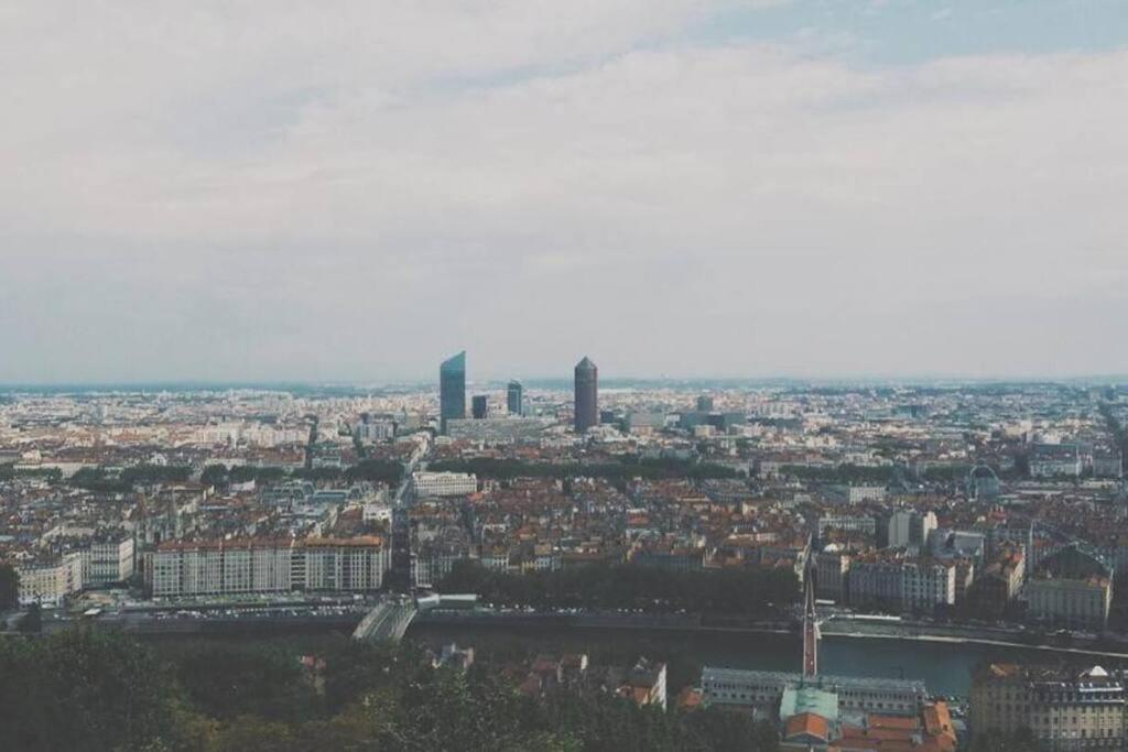 widok miasta z lotu ptaka z budynkami w obiekcie Villeurbanne • T1 Arago • HostisY w mieście Villeurbanne