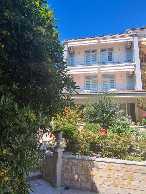 a building with a retaining wall and some plants at Riva Brela in Brela