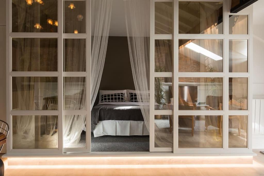 um quarto com portas de vidro deslizantes e uma cama em Sweet Surrender em Santander