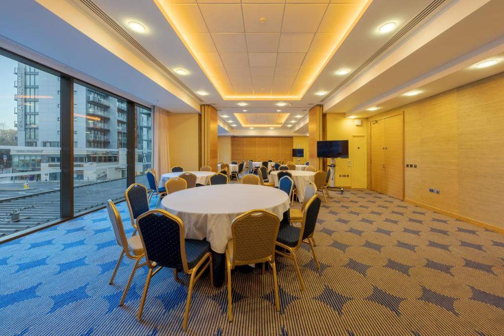 TV a/nebo společenská místnost v ubytování Pestana Chelsea Bridge Hotel & SPA
