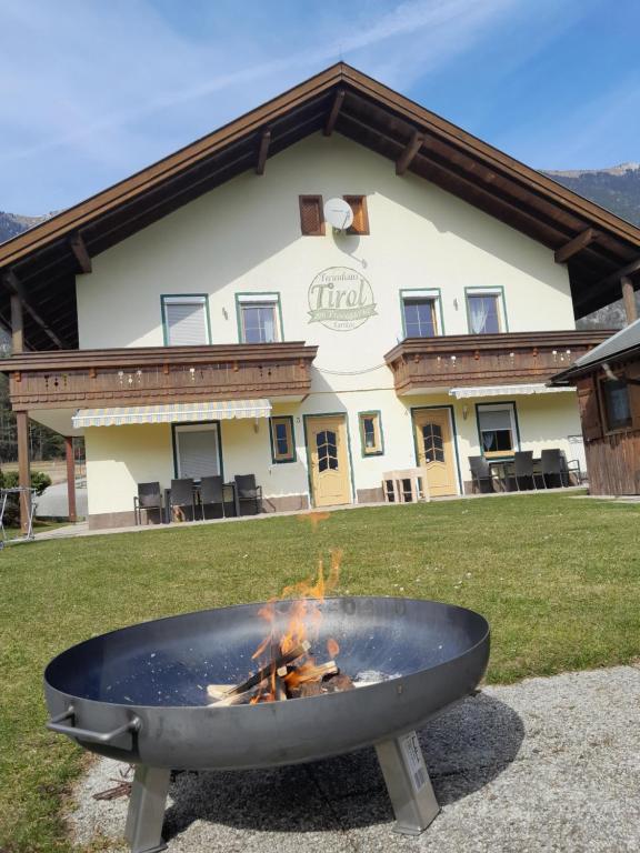 una hoguera frente a una casa en Landhaus Tirol, en Presseggersee