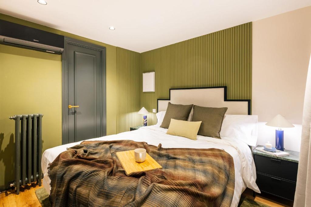 Postel nebo postele na pokoji v ubytování Stylish 4 suites +patio luxury apartment Gran Via