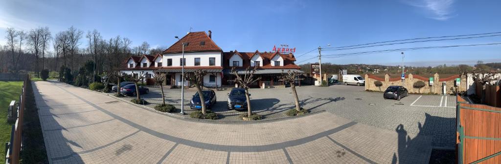 um edifício com um parque de estacionamento em frente em Hotel August em Brzesko