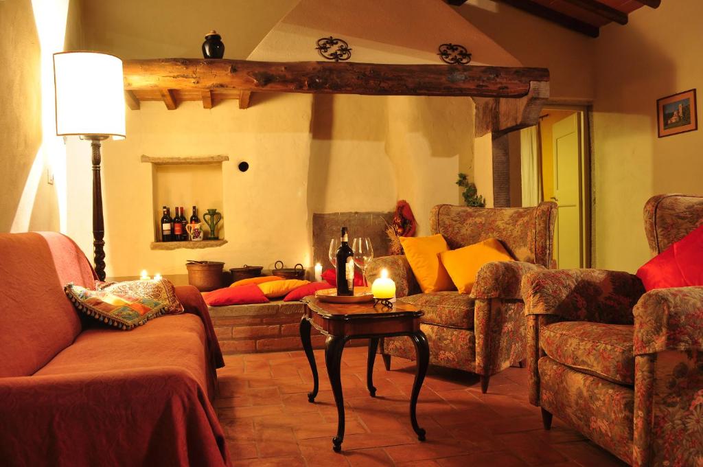 a living room with couches and a candle on a table at Casa al Fico in Castelnuovo deʼ Sabbioni