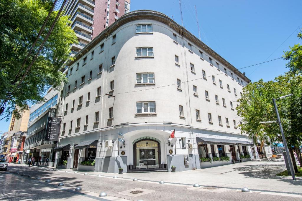 un gran edificio blanco en una calle de la ciudad en Castelar Hotel Santa Fe en Santa Fe