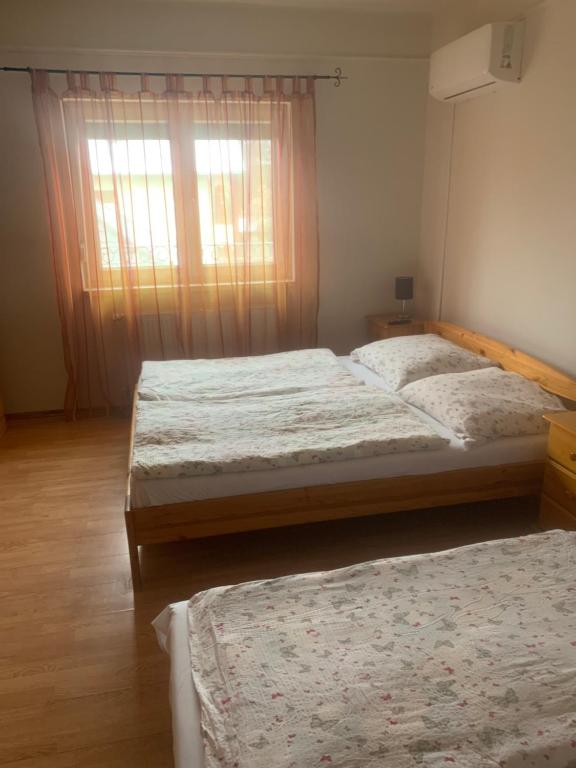 Postel nebo postele na pokoji v ubytování Gábor Áron Apartment