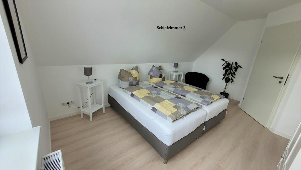 1 dormitorio con 1 cama grande en una habitación blanca en Ferienwohnung 2 - "Ferienhaus Seibert" en Ellerdorf