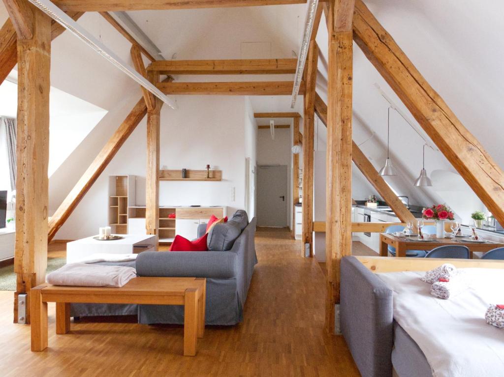 ein Wohnzimmer mit 2 Sofas und einem Tisch in der Unterkunft BohnApartments Altstadt-Loft - Wasserbett - gratis Parkplatz - WLAN - Zentrum in Erfurt