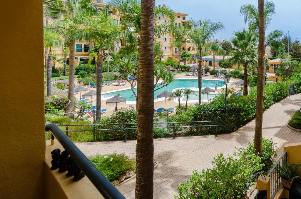 Bazén v ubytování Luxury Blue Coast Seaside Retreat Marbella nebo v jeho okolí