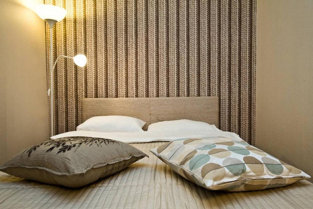 Ein Bett oder Betten in einem Zimmer der Unterkunft DELUX "Удобно в аэропорт"