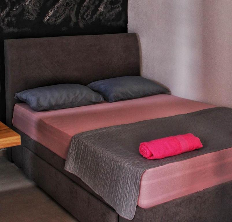 オフリドにあるMy place studioのベッド(上に赤い枕付)