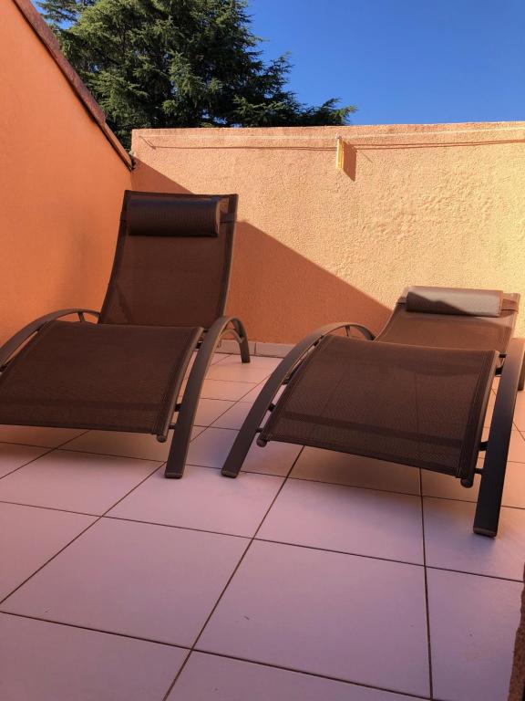 Posedenie v ubytovaní CANNES Appartement Duplex Piscine VUE Mer WIFI PARKING CLIM