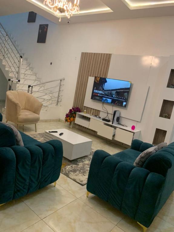 TV a/nebo společenská místnost v ubytování Jilles apartments -4bedroomduplex24hrlight&security