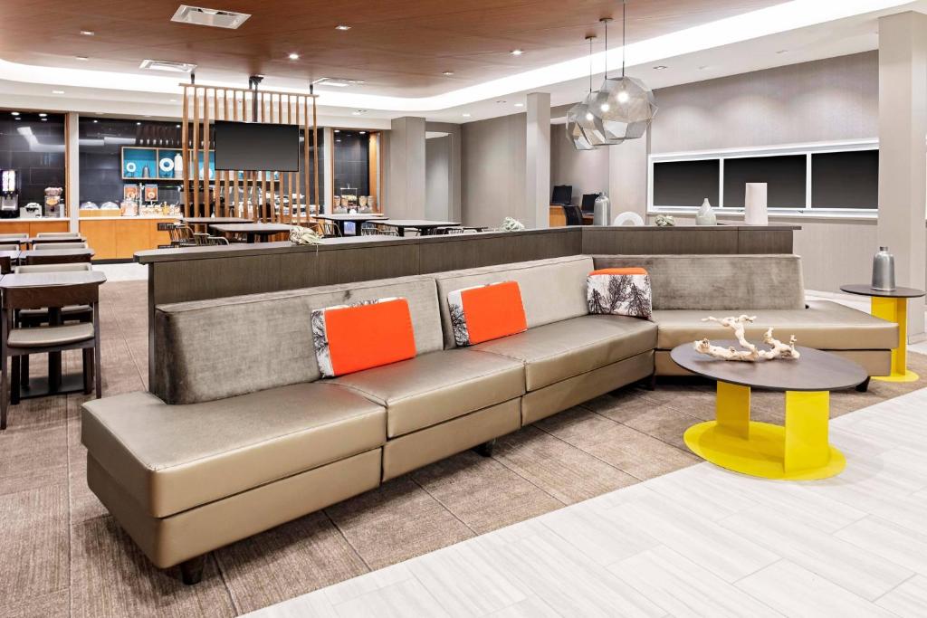 a lobby with a couch and a bar at SpringHill Suites by Marriott Kansas City Plaza in Kansas City