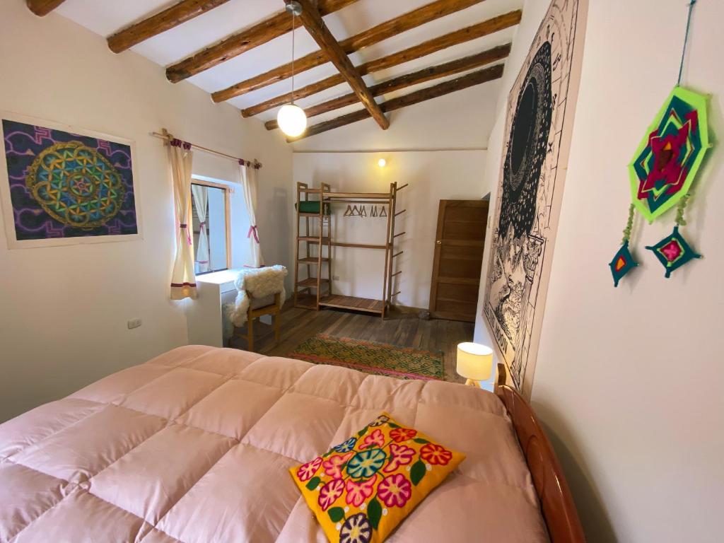 - une chambre avec un grand lit dans l'établissement Sonqo Andino Hospedaje Medicina, à Pisac