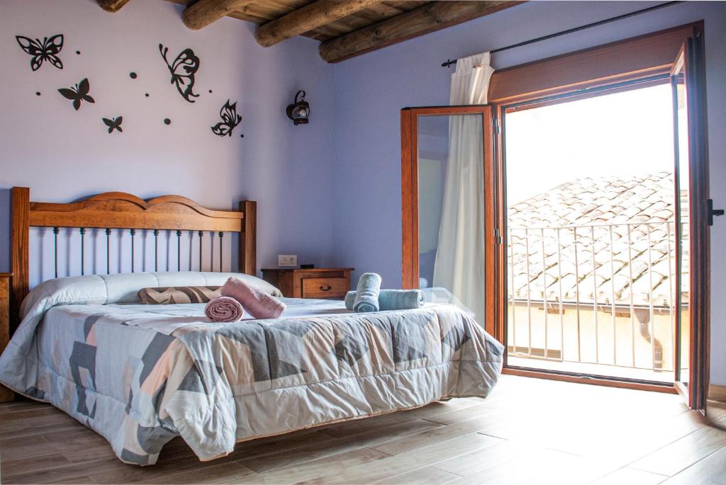 um quarto com uma cama com borboletas na parede em Casa Barranquero em Riglos