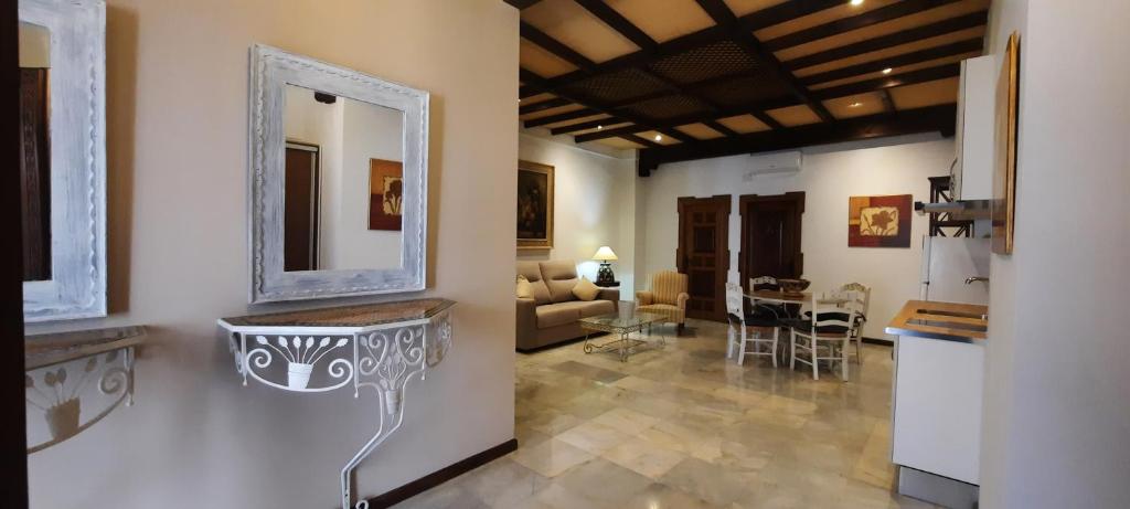 een hal met een spiegel en een woonkamer bij Apartamento Moctezuma in Ronda