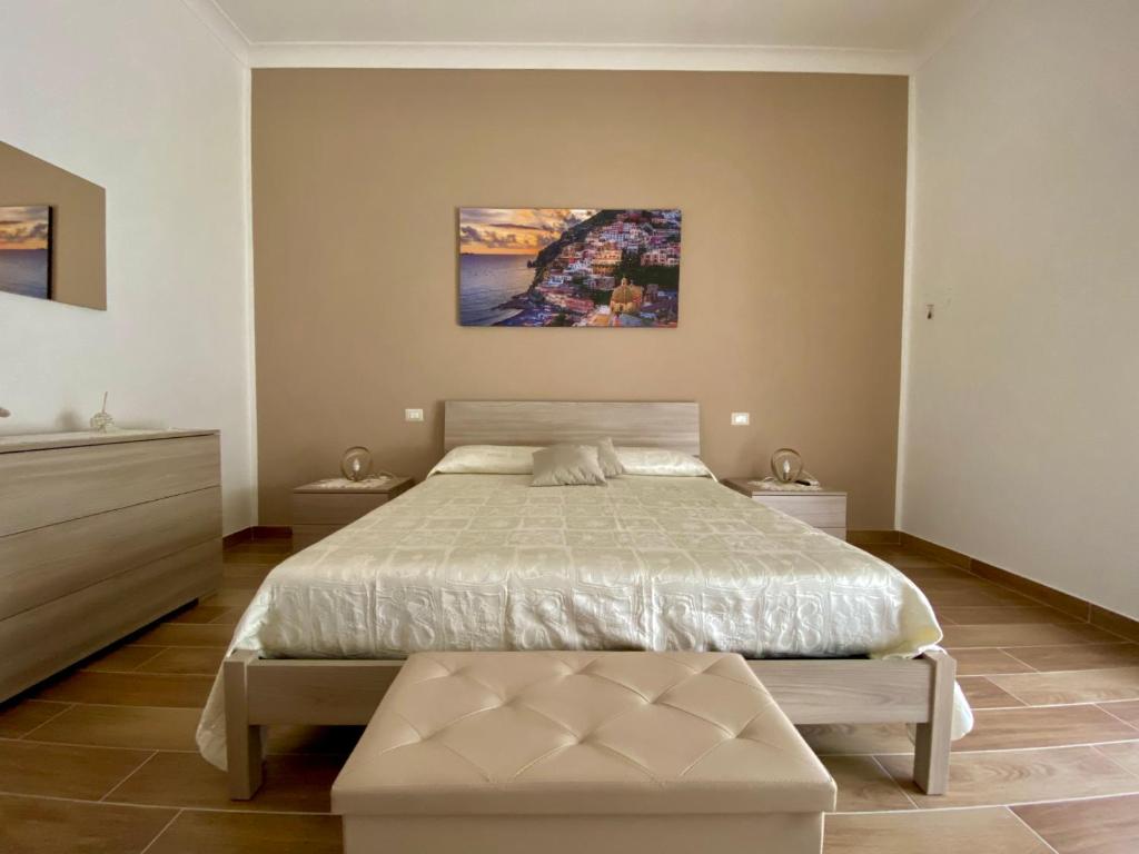 - une chambre avec un lit et une peinture murale dans l'établissement Voce 'e notte, à SantʼAntonio Abate