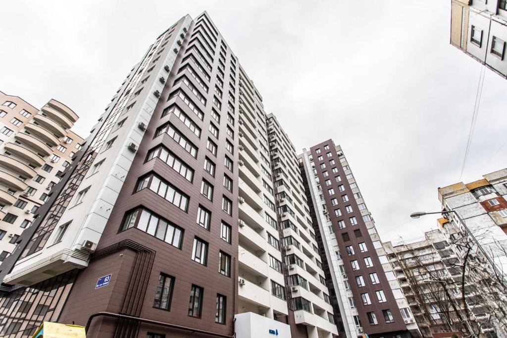 un edificio alto en una ciudad con edificios altos en Sky House Premium apartment in City Center, en Chişinău