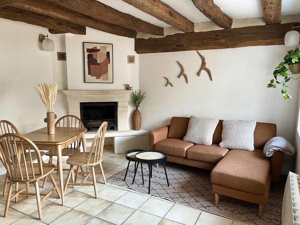 a living room with a couch and a table at Le Relai de Boissée in Blois