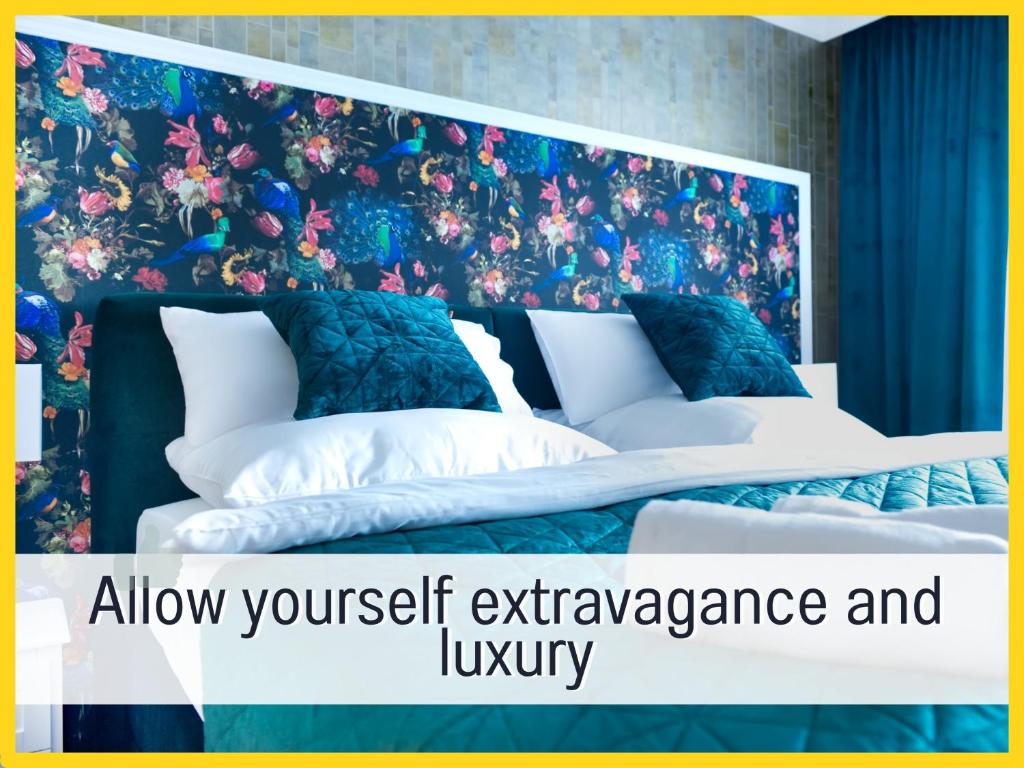 1 Schlafzimmer mit 2 Betten und blauer Wand in der Unterkunft SUPERIOR LIVING - luxury and comfort in Bad Oeynhausen