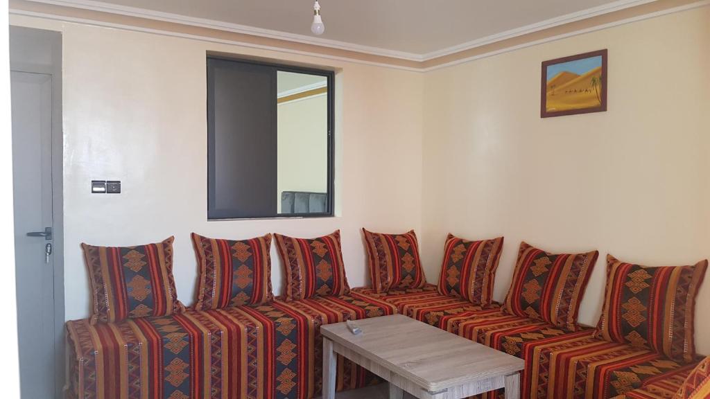 sala de estar con sofá y mesa en Casa del sol Sidi Ifni, en Sidi Ifni